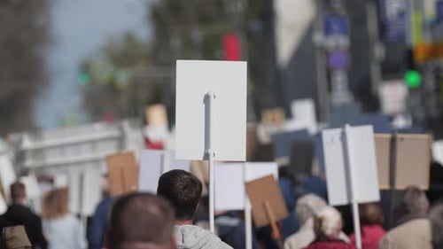 Multitud de personas caminando por las calles de Italia con pancartas defendiendo sus derechos