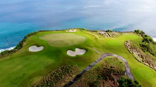 Luftaufnahme des Luxus-Golffeldes neben der Klippe, Bali