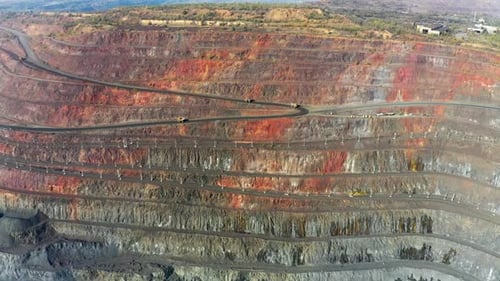 Riesige Belaz-LKWs fahren auf dem Boxenboden im Minenbruch der Bergbaufabrik in der Ukraine