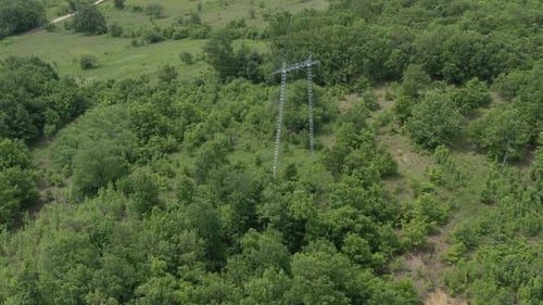 Pylône électrique au-dessus de la forêt (vidéo aérienne 4K)