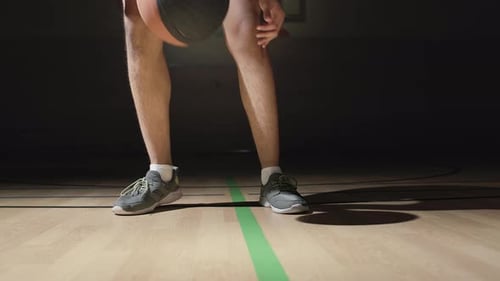 Ballon de dribble d'un joueur de basket méconnaissable
