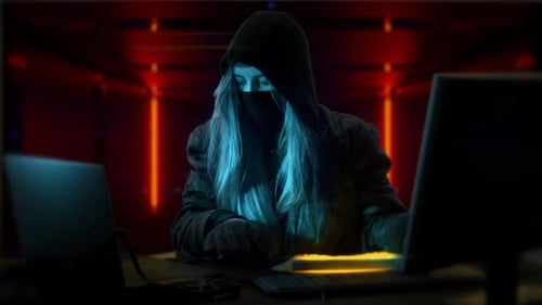 Junge anonyme Hacker-Frau mit Maske. Dieb stiehlt Daten vom Computer oder Hackersystem