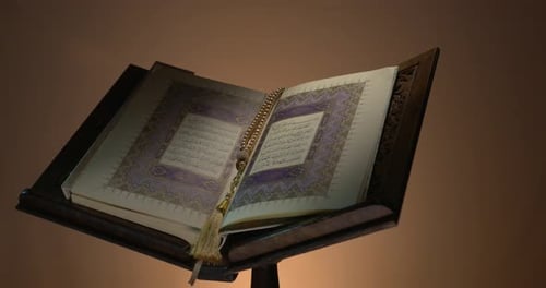 Heiliger Koran auf Buchablage mit Gebetsperlen