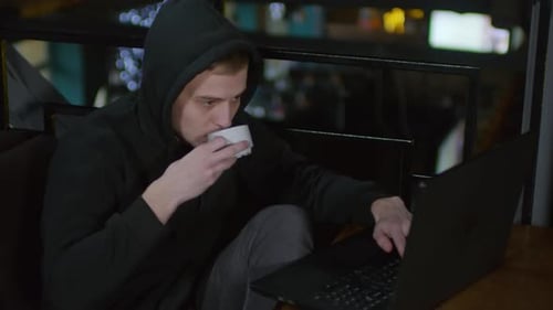 Programmierer hackt und trinkt Tee