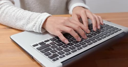 Frauentyp auf dem Computer