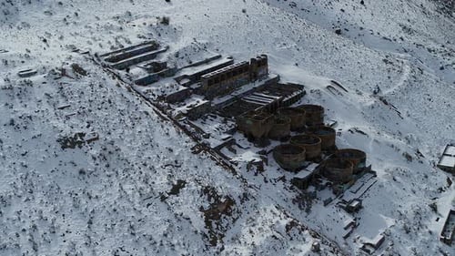 Un Drone tourne autour du vieux moulin rouillé de Tintic à Geneloa, Utah, révélant les réservoirs d'eau en décomposition, la lixiviation