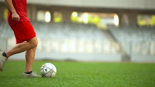 Jugador de fútbol pateando una pelota, cámara ultra Cámara lenta