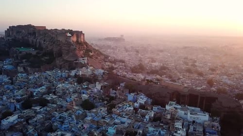 Vue aérienne Drone 4k de Blue City et du fort de Mehrangarh à Jodhpur