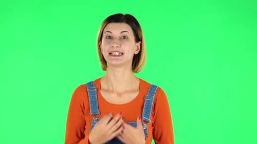 Lächelndes Mädchen macht Schild ok. Greenscreen