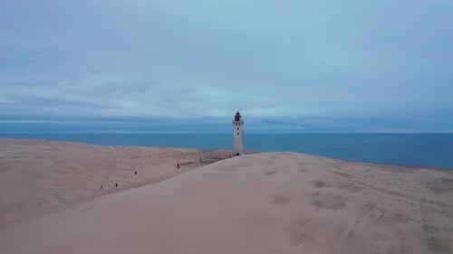 Drone vers le phare de Rubjerg Knude sur la plage