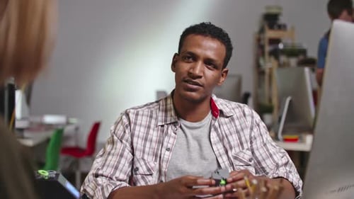 Ingénieur africain avec prototype de jeu de puzzle