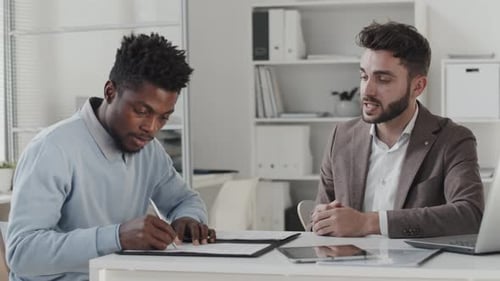 Homme signant un contrat de travail