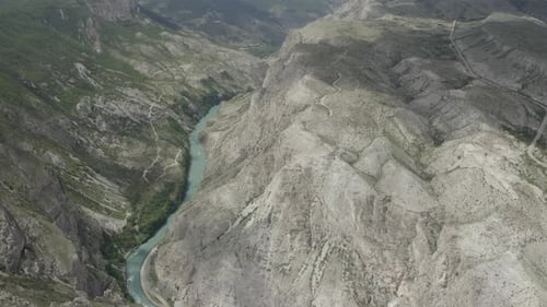 Luftaufnahme des Tsolotlinsky Canyon und des Tobot River