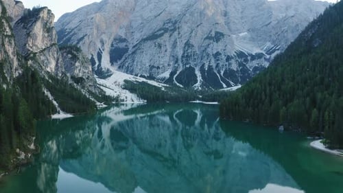 Luftaufnahme des Pragser Sees in den Dolomiten Wasserreflexionen