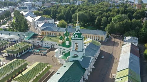 Vue aérienne de l'ancienne Gostiny Dvor à Kostroma