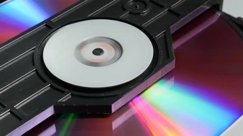 Compact Disc-Eingabemechanismus und Starten der Lesesequenz starten 4K 2160p UltraHD-Filmmaterial - DVD