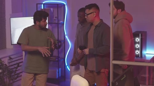 Team von Spielern trifft sich in der Gaming Lounge zum Spielen