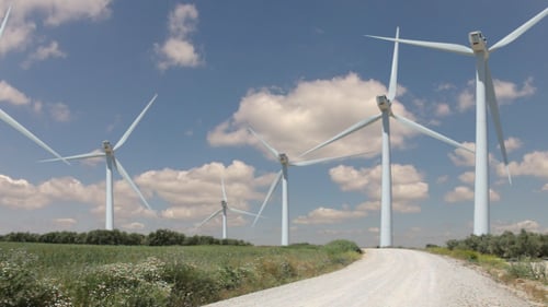 Windpark und Wolken