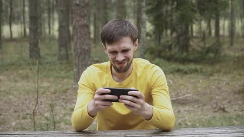 Mann spielt Handyspiel auf Smartphone Erfolglos Spiel vorbei