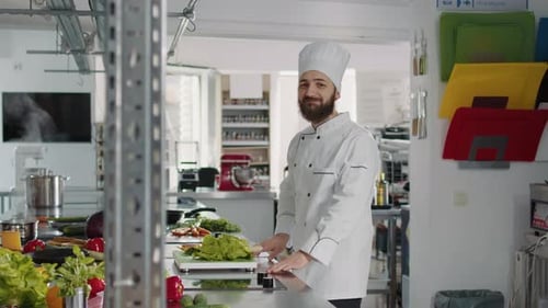 Retrato de un cocinero sentado en la cocina de gastronomía profesional