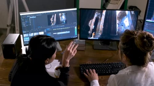 Kollegen, die am Computer arbeiten