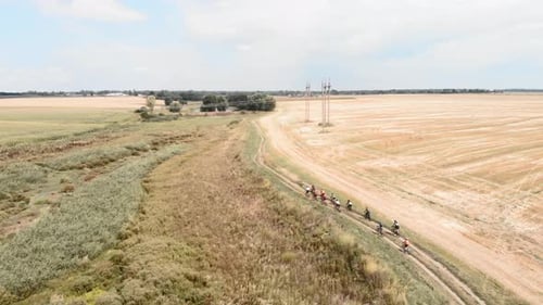 Radfahrer radeln auf Schotterstraße