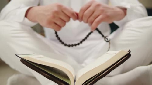 Mann aus dem Nahen Osten betet Nahaufnahme islamische Religion