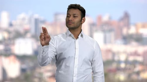 Selbstbewusster Geschäftsmann arbeitet am virtuellen Bildschirm
