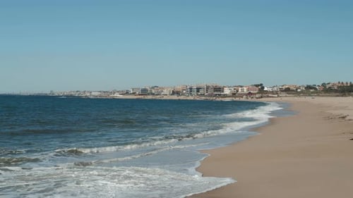 Onda do mar nas rochas da praia de areia