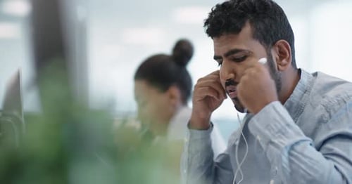 Empleado de Medio Oriente hablando con un colega
