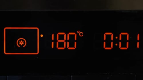 Nahaufnahme, Herd-Ofen-Timer, Touchpanel. Temperaturregelung und Timer am Ofen.