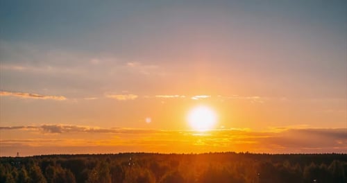 Sonnenuntergang mit Strahlen durch die Wolken am Horizont des Himmels