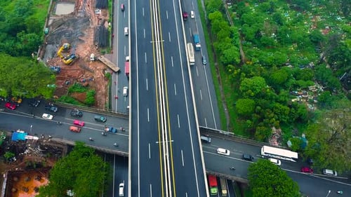 Vue aérienne par Drone de la route de jonction à plusieurs niveaux d'autoroute avec des voitures en mouvement après la pluie