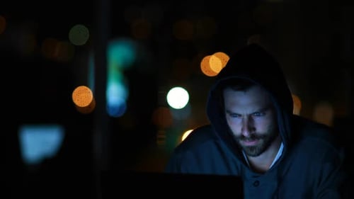 Hacker hackeando um laptop