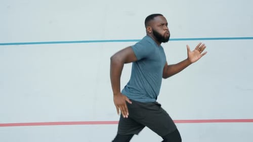 Mann joggt auf der Laufstrecke. Läufer atmen beim Cardio-Training im Freien