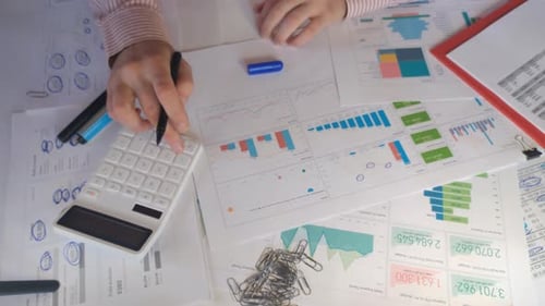 Empresario Analizando Gráficos Y Gráficos De Ingresos Vista Superior