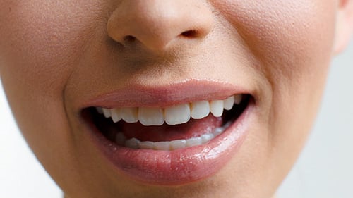 Labios de mujer sonriendo haciendo caras