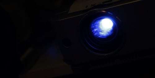 Videoprojektor im Dunkeln