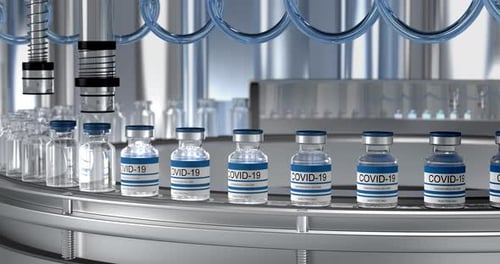 SARS-COV-2 (COVID-19) Massenproduktion des Coronavirus-Impfstoffs: Eine Maschine gießt den Impfstoff und versiegelt die Flasche