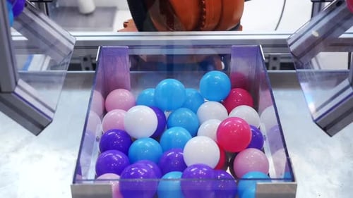 Robotische Handverlagerung kleiner Bälle