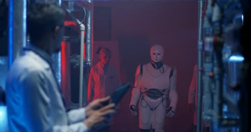 Wissenschaftler testen die Bewegung humanoider Roboter