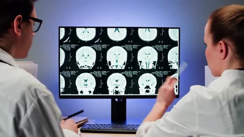Ärzte untersuchen Röntgenaufnahmen auf einem Computermonitor