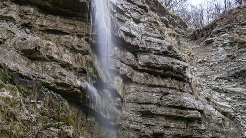 Panoramablick auf einen kleinen Wasserfall auf einem großen Felsen