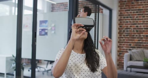 Frau benutzt VR-Headset im Büro