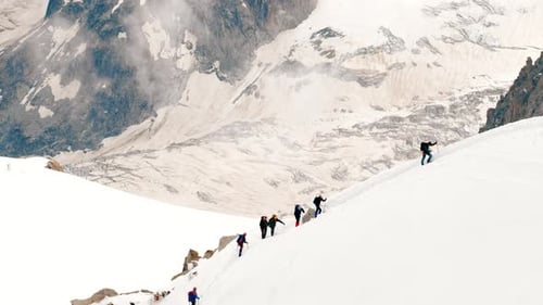 Alpinisten erklimmen Berge bei guten sonnigen Bedingungen
