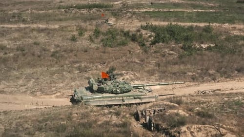 Strategische gepanzerte militärische schwere Kampfmaschinen, Panzer mit Truppen auf dem Schlachtfeld