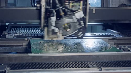 Technologie de montage en surface La machine SMT place les composants sur une carte de circuit imprimé