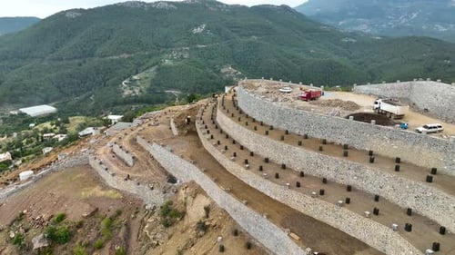 Los agricultores construyen un jardín de aguacates en las montañas vista aérea 4 K