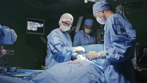 Team von Fachleuten, die Operationen durchführen