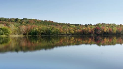 Drohnenaufnahmen der atemberaubenden saisonalen Landschaft mit Bergsee